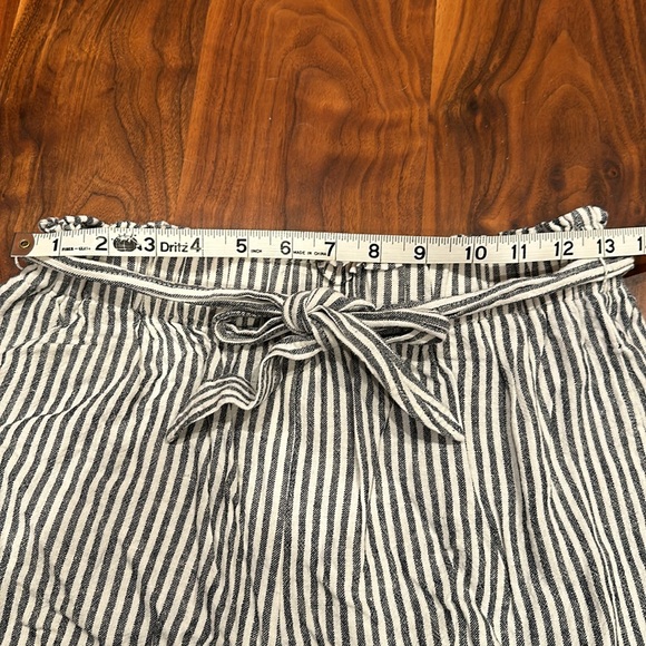 BCBG Black & White Striped Linen Shorts Size Small - Picture 5 of 6